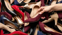 Os sapatos de salto tipo escarpim voltam a ganhar popularidade: estilistas explicam como combiná-los