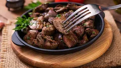 Basta uma pitada: o segredo para um fígado de frango ultratenro que se desfaz na boca